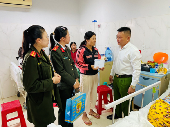 Công an huyện Ea H’leo thăm hỏi, động viên gia đình bị tai nạn giao thông có hoàn cảnh đặc biệt khó khăn